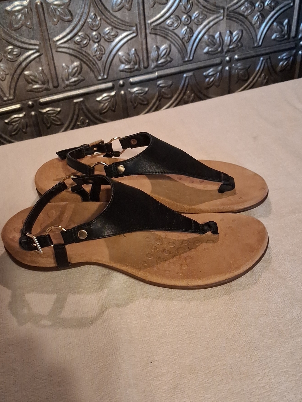 Vionic Black T-Strap Leather Sandals with Tan Footbed Size 7
